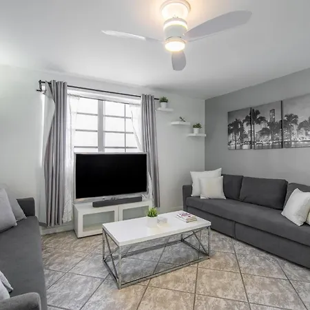 Collins Chic Apartment